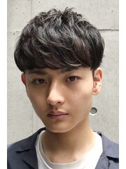 アップバングツイストスパイラルコンマヘアスキンフェード