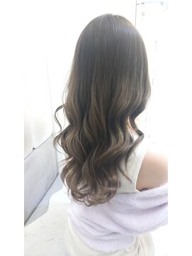 アナ ラーナ(Anna Lanna) グレージュ×ロングレイヤーカット