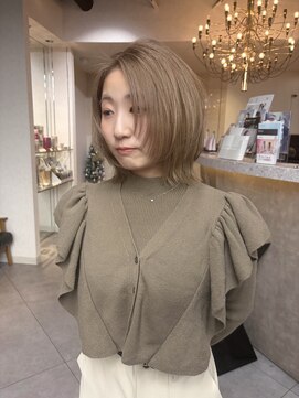 レイヤーボブ/レイヤーカット/顔周りレイヤー/ブリーチ/ベージュ