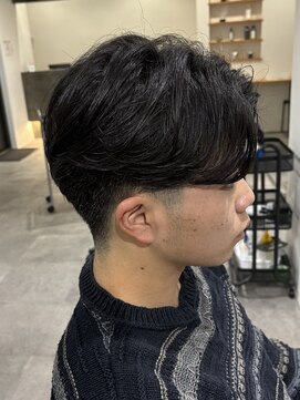 ヒュイル バイ ニアウ(Hwyl by Niau) センターパートテーパーフェードメンズカット刈り上げショート