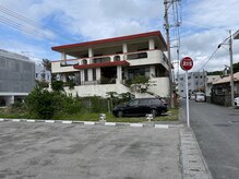 ナインズオキナワ(9’s okinawa)の雰囲気（店舗を正面に右に50メートル離れた場所にめ2台停めれます。）