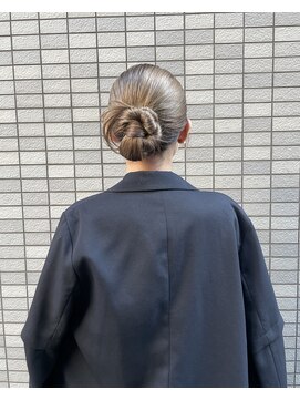 ルイス(LEWES) シンプルすぎないシニヨンスタイル