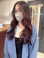 アトリエ(atelier.)&nbsp;カシスピンク　ブリーチなしカラー　センターパート　透明感