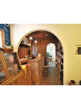 シックで落ちついた色味のインテリアの中で贅沢なサロンタイムを