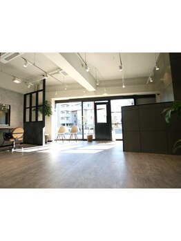 周りを気にせずゆったり過ごせる個室空間。周りを気にせず、あなただけの贅沢なサロンタイムを♪