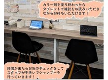 ビーハーブ 十条銀座店(“bherb”)の雰囲気(ヘアカラーを塗った後タブレットで雑誌をみてお待ちいただきます)