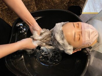 クロエストーリー(CHLOE STORY)の写真/"極上炭酸ヘッドスパ"で頭皮汚れをリセット&リフレッシュ！髪も心も癒される極上のケアを提供します♪