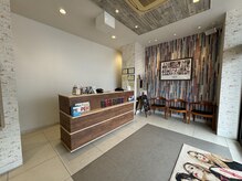 ヘアメイク アース 佐賀鳥栖店(HAIR&MAKE EARTH)の雰囲気（明るいエントランスでお客様をお迎えします。）