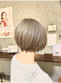 ショートボブ×ハイトーン×ミルクティーベージュ×くびれ