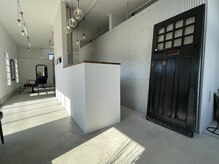 ドアヘアプラス(DooR hair+)の雰囲気（白を基調としたモダンな空間。リラックスして過ごせます。）