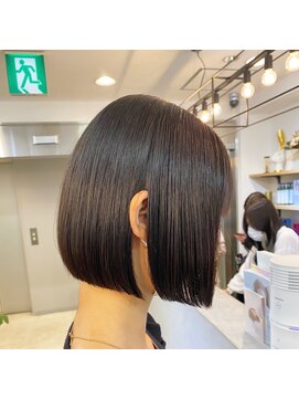 ジエクト ヴィシア(The Ect VIXIA) 首が長く見える　縮毛　前下がり　ストレート　軽めボブ　ボブ