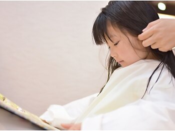 エムズヘアー(M's hair)の写真/ママもリラックスできる♪キッズスペース完備のM's hairで特別なひとときを！