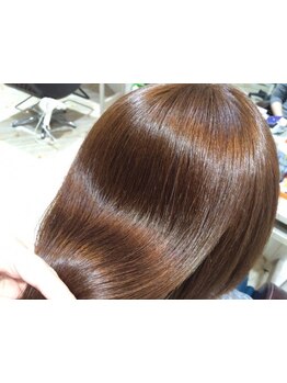 ノンシリコンの縮毛矯正で、サラサラの美しいストレートヘアに◎ダメージを抑えてクセやうねりを解消！