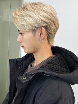 セプト 博多(SEPT.) ホワイトブロンド アップバング ブリーチ ハイトーン 韓国風ヘア