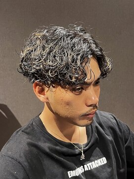 ビーダンディー(Bee dandy) 波巻きスパイラルメッシュ ツーブロックマッシュ センターパート