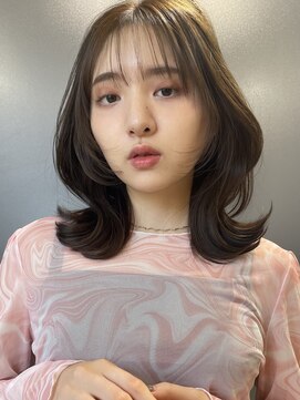 アイヴィ 表参道(IVY) フェイスレイヤー顔周りカットくびれミディアム【肥田亜沙美】