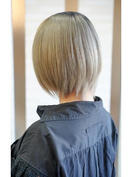 ムゥフ ヘアーアンドアイラッシュ(mouf hair&eyelash) ショートレイヤー×グレーシルバー