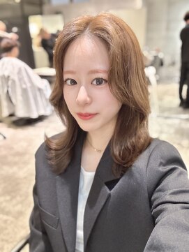 アンダーバーホワイト(_WHITE) 大人かわいいレイヤーミディアム　透明感カラー顔まわりカット