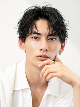 オーシャントーキョーオーバー 渋谷(OCEAN TOKYO OVER) 波巻きツイストスパイラル刈り上げセンターパートフェザーパーマ