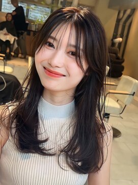 ティア(Tia.) (レイヤーカット/内巻きワンカール/シースルー前髪/小顔)