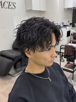 エース(ACES) センターパート×波巻きパーマ×ツーブロ