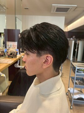 エヌアンドエーコンティ(N&A CONTi) センターパート/清潔感と抜け感を両立した王道メンズスタイル