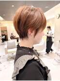 耳掛けショートボブ/襟足束感ショート/アッシュベージュ
