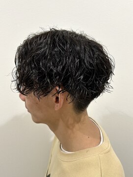 ヒュイル バイ ニアウ(Hwyl by Niau) ツイストスパイラルパーマメンズカットパーマセンターパート