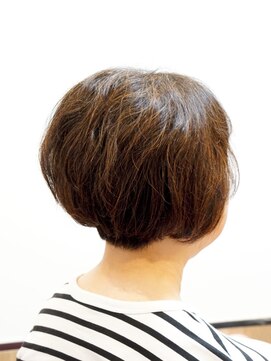 シャイニーソルン はねて膨らむ癖毛を大胆にインナー刈り上げをしてふんわりボブ