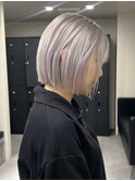 14081ブリーチ＆ダブルカラーシルバーアッシュ耳かけショート