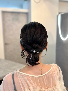 ヴィサージュバスク(VISAGE ba.s.k) 抜け感たっぷり緩めカチモリまとめ髪