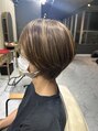 ジンリッチ(JiN RiCH) 丸味あるショートボブハイライトを入れて動きのあるデザインに