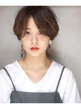 アトリエ フェム(atelier.fem) atelier.fem　センターパートのふわっとショート