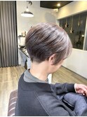 バックを刈り上げた前下がりショートボブ × 白髪ぼかしカラー