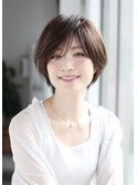 大人ショートボブ×白髪ぼかしハイライト