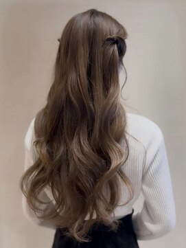 アヴェイル ヒロオ(a'vail Hiroo) 柔らかい艶髪ハーフツインヘアアレンジ