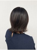 透明感アッシュブラウンの外ハネレイヤーミディ