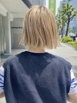 パークレーン アイス イヴェン(park lane ICI yeven)&nbsp;ブリーチカラー　ハイトーンベージュ　切りっぱなしボブ