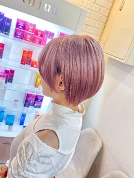 トッカ ヘアアンドトリートメント 難波店 ハイトーンピンクのショートカット