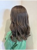 オリーブベージュ