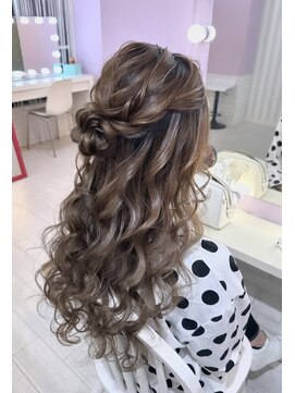 ベティ(Betty) ゆるふわハーフアップ