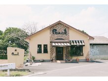 ピース 高塚店の雰囲気（目の前の広い駐車場もご利用可能）