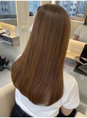 厚みを感じさせないストレートヘア