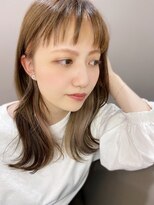 ココル(cocolu)&nbsp;ワイドバングが可愛いインナーカラーミディアム