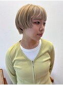 ショート顔周りレイヤーハイトーンブリーチゴールド