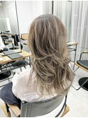 バレイヤージュカラーのグレージュカラーとレイヤーカット