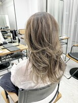 テラス トヨタ(Telasu Toyota)&nbsp;バレイヤージュカラーのグレージュカラーとレイヤーカット