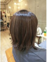 オモルフィ(Omorfi)&nbsp;大泉学園Omorfi 小顔外ハネミディアム　ハイライトアッシュ