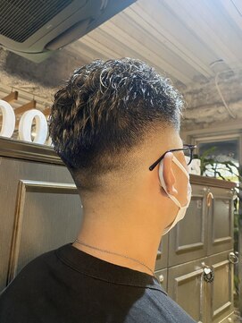 グッドネイバーズ 新松戸(GOOD NEIGHBORS shin-matsudo) フェード×パーマ×金メッシュ