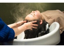 【シャンプー】専用のシャンプーで、頭皮の汚れをしっかりとクレンジング。